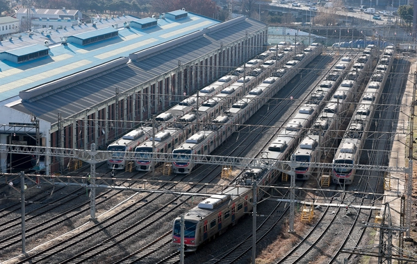 철도 총파업을 하루 앞둔 22일 서울 구로구 한국철도공사(코레일) 구로차량기지에 전동차들이 세워져 있다. 전국철도노조는 23일 오전 9시부터 총파업에 참여할 예정으로, 필수유지인원(근무조)은 적법한 절차에 따라 안전을 최우선으로 하는 준법투쟁을 진행할 계획이다. 2025.12.22 /연합뉴스