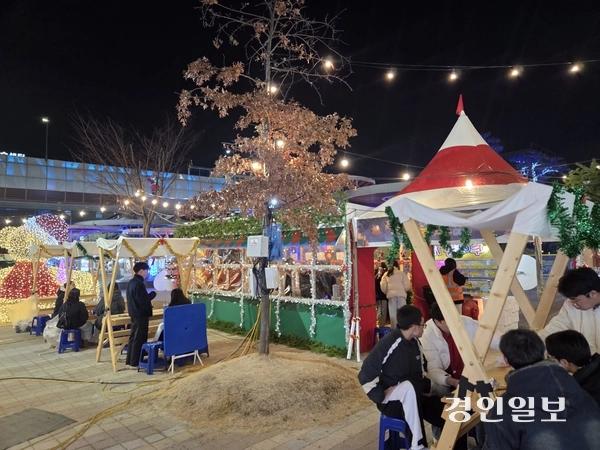 오해피산타마켓이 열리는 오산역 광장에서 시민들이 먹거리를 즐기고 있다. 2025.12.20 오산/공지영기자 jyg@kyeongin.com