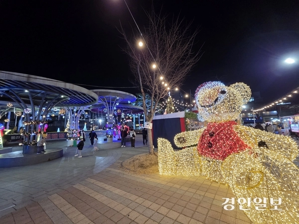 오해피산타마켓에 설치된 대형 곰돌이. 2025.12.20 오산/공지영기자 jyg@kyeongin.com