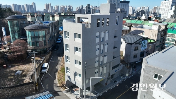 경기도와 경기주택도시공사(GH)의 ‘경기도형 빈집정비 시범사업’을 통해 흉물로 방치되던 평택시의 한 빈집이 공공임대주택으로 재탄생해 지역 주민들로부터 큰 호응을 얻고 있다. 사진은 21일 평택시 이충동 공공임대주택 모습. 2025.12.21 /최은성기자 ces7198@kyeongin.com