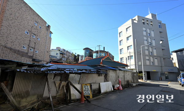 경기도와 경기주택도시공사(GH)의 ‘경기도형 빈집정비 시범사업’을 통해 흉물로 방치되던 평택시의 한 빈집이 공공임대주택으로 재탄생해 지역 주민들로부터 큰 호응을 얻고 있다. 사진은 21일 평택시 이충동 공공임대주택 모습. 2025.12.21 /최은성기자 ces7198@kyeongin.com