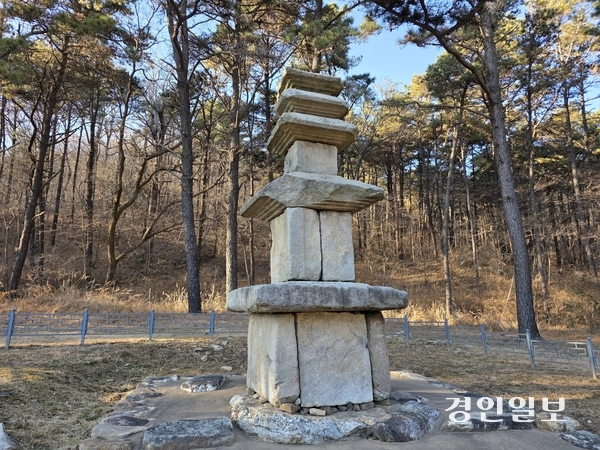 다양한 각도에서 바라본 장정리 오층석탑. 2025.12.21 /정진오기자 schild@kyeongin.com