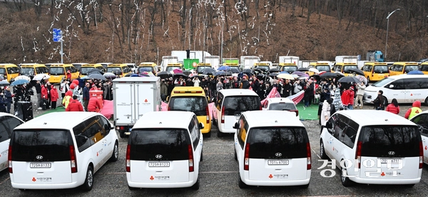 23일 오후 용인 미르스타디움 야외주차장에서 열린 경기사회복지공동모금회 ‘2025년 기획 차량 지원사업 전달식’에서 권인욱 경기 사랑의 열매 회장, 수행기관 대표 등 참석자들이 기념촬영을 하고 있다. 이날 경기사회복지공동모금회는 도내 사회복지현장의 이동편의 증진 및 서비스 역량 강화를 위해 경차 및 승합차(일반차량 88대, 특수차량 21대) 총 109대를 지원했다. 2025.12.23 /임열수기자 pplys@kyeongin.com