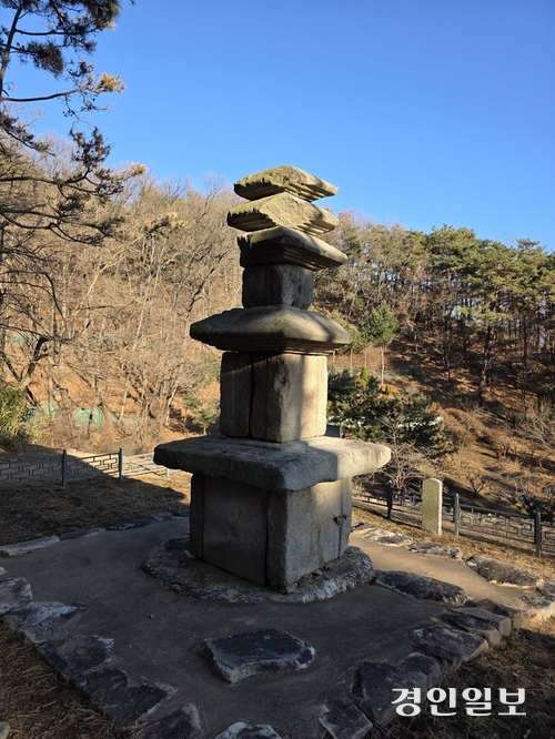 다양한 각도에서 바라본 장정리 오층석탑. 2025.12.21 /정진오기자 schild@kyeongin.com