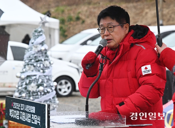 23일 오후 용인 미르스타디움 야외주차장에서 열린 경기사회복지공동모금회 ‘2025년 기획 차량 지원사업 전달식’에서 권인욱 경기 사랑의 열매 회장, 수행기관 대표 등 참석자들이 기념촬영을 하고 있다. 이날 경기사회복지공동모금회는 도내 사회복지현장의 이동편의 증진 및 서비스 역량 강화를 위해 경차 및 승합차(일반차량 88대, 특수차량 21대) 총 109대를 지원했다. 2025.12.23 /임열수기자 pplys@kyeongin.com