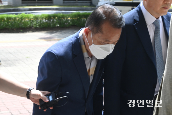 민간 사업자로부터 뇌물을 수수한 혐의를 받는 현직 경기도의원이 지난 8월 26일 구속 전 피의자 심문(영장실질심사)을 받기 위해 오후 안산시 단원구 수원지방법원 안산지원에 들어서고 있다. 2025.8.26 /최은성기자 ces7198@kyeongin.com