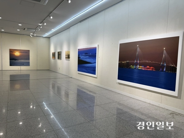 류재형 개인전 ‘Beyond Island Ⅲ: 인천의 빛 그리고 Color’ 전시장 모습. 2025.12.24 /박경호기자 pkhh@kyeongin.com