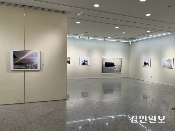 류재형 개인전 ‘Beyond Island Ⅲ: 인천의 빛 그리고 Color’ 전시장 모습. 2025.12.24 /박경호기자 pkhh@kyeongin.com