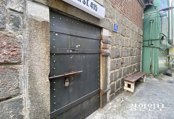 인천시가 ‘사회문화적 가치’와 ‘시민 공감대’를 기준으로 17개 유·무형의 유산을 인천지역유산으로 선정했다. 사진은 인천지역유산에 선정된 중앙동 옛 얼음창고의 모습. 2025.12.25 /조재현기자 jhc@kyeongin.com