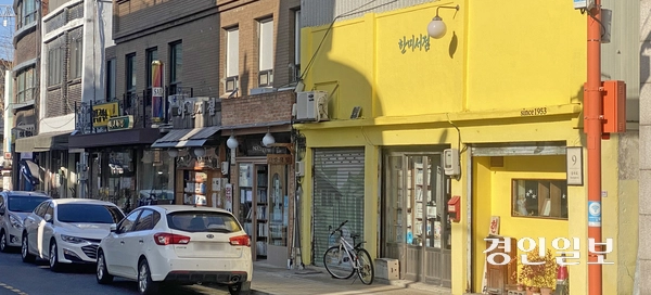 인천시가 ‘사회문화적 가치’와 ‘시민 공감대’를 기준으로 17개 유·무형의 유산을 인천지역유산으로 선정했다. 사진은 인천지역유산에 선정된 배다리헌책방 골목의 모습. 2025.12.25 /조재현기자 jhc@kyeongin.com