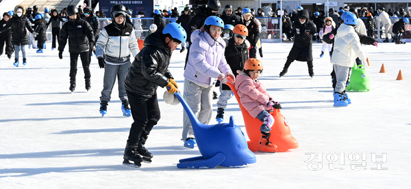 크리스마스 휴일인 25일 오후 시흥시 거북섬 웨이브파크 광장에 마련된 야외 스케이트장을 찾은 시민들이 스케이트를 타며 즐거운 시간을 보내고 있다. 시흥 거북섬 야외 스케이트장은 내년 2월 8일까지 운영된다. 2025.12.25 /최은성기자 ces7198@kyeongin.com