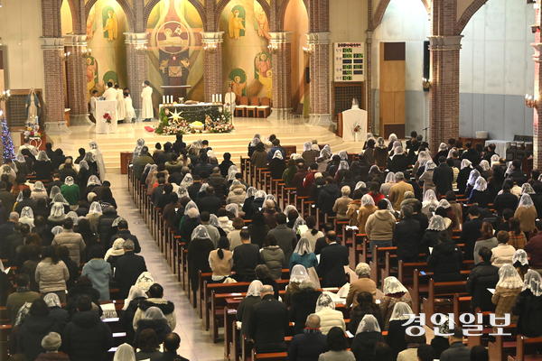 성탄절인 25일 오전 수원시 권선구 천주교권선동성당에서 열린 성탄 미사에서 신도들이 기도하고 있다. 2025.12.25 /최은성기자 ces7198@kyeongin.com