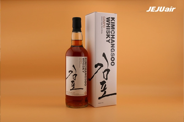 제주항공이 기내 면세점에서 선보이는 김창수 대표의 두 번째 오피셜 위스키 ‘김포’. /제주항공 제공