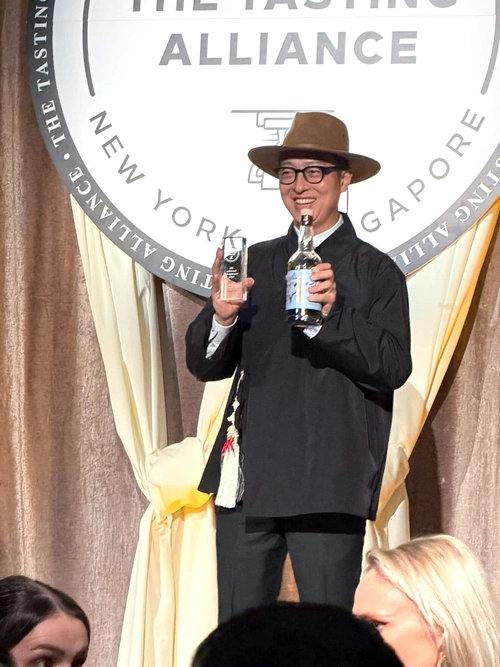 샌프란시스코 세계주류경연대회 2025에서 수상한 트로피와 기원 ‘시그니처’를 들고 있는 도정한 기원 위스키 대표. /기원 위스키 제공