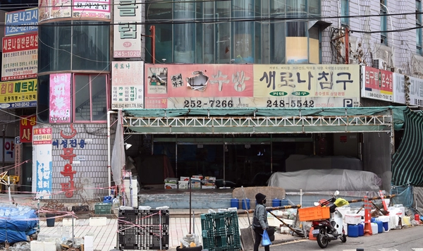 경기도 내 도심 일부 건물들에 쓰레기가 방치되고 시민 안전을 위협하는 등 관리가 제대로 이루어지지 않고 있어 이에 대한 대책 마련이 시급하다는 지적이다. 사진은 수원시에 방치되고 있는 건물. 2025.12.23 /최은성기자 ces7198@kyeongin.com