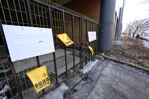 [현장르포] 시민 안전 위협… 도심속 ‘방치 건물’