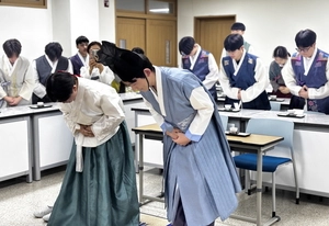 배움 다하니, 예로 답하다… 연말 맞은 화성 서연중, 전통교육 ‘책례’