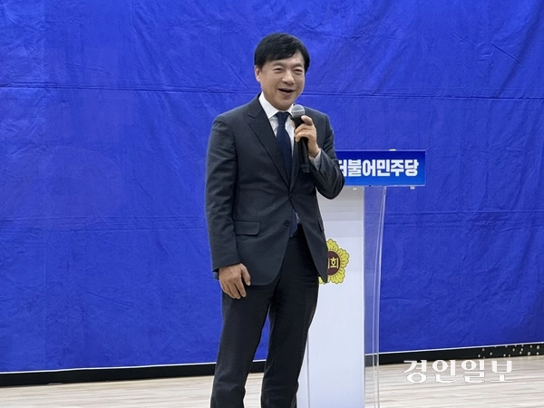 26일 오전 경기도의회 대회의실에서 열린 더불어민주당 의원총회에서 민주당 최고위원 보궐선거에 나선 이성윤(전주을) 의원이 발언하고 있다. 2025.12.26 /한규준기자 kkyu@kyeongin.com