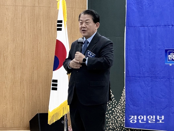 경기도의회 더불어민주당은 26일 오전 도의회 대회의실에서 의원총회를 열었다. 이 자리에는 도지사 선거 출마를 시사한 김병주(남양주을) 의원이 참석해 5분 자유발언에 나섰다. 2025.12.26 /한규준기자 kkyu@kyeongin.com