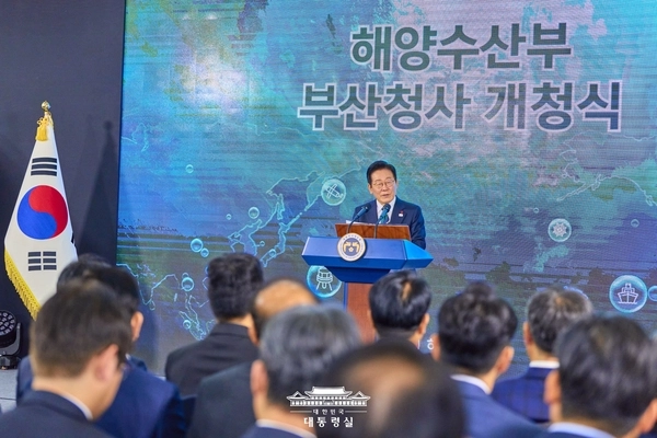 이재명 대통령이 지난 23일 부산 동구 해양수산부 청사에서 열린 개청식에서 축사를 하고 있다. 2025.12.23 /대통령실 제공