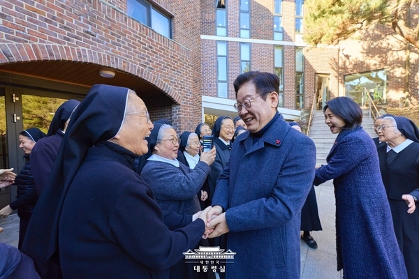이재명 대통령과 김혜경 여사가 지난 25일 인천 계양구 노틀담 수녀원을 방문해 수녀님들과 인사하고 있다. 2025.12.25 /대통령실 제공