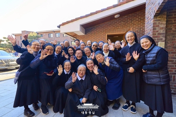 이재명 대통령과 김혜경 여사가 지난 25일 인천 계양구 노틀담 수녀원을 방문해 수녀님들과 인사하고 있다. 2025.12.25/ 대통령실 제공