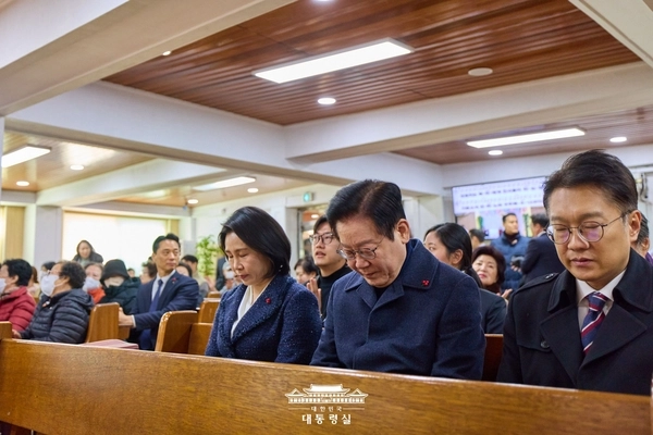 이재명 대통령과 김혜경 여사가 지난 25일 인천 계양구 해인교회를 찾아 성탄 예배에 참석했다. 2025.12.25 /대통령실 제공