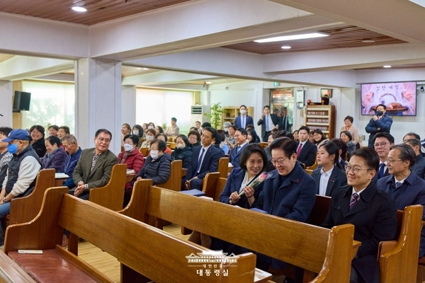 이재명 대통령과 김혜경 여사가 지난 25일 인천 계양구 해인교회를 찾아 성탄 예배에 참석했다. 2025.12.25 /대통령실 제공