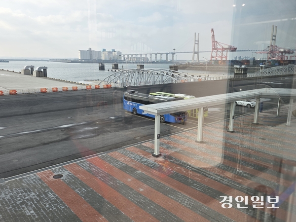 평택당진항 국제여객터미널 여객부두 전경. 연결도교와 돌제부두, 멀리 서해대교가 보인다. 지난해 3월 개장한 여객부두가 아직도 개점휴업 상태여서 많은 예산을 들인 부두 건설, 운영에 허점이 드러나고 있다는 지적이 나오고 있다. 2025.12.25 평택/김종호기자 kikjh@kyeongin.com