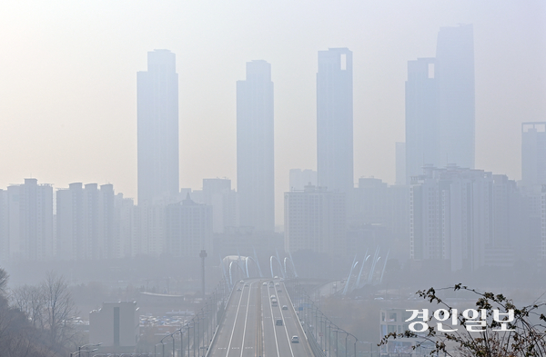 인천시보건환경연구원은 극미세먼지(PM-1.0) 측정·분석 기술을 표준화하고, 이를 인천시 대기질 관리 정책에 활용한다고 28일 밝혔다. 사진은 미세먼지 농도가 ‘나쁨’ 수준을 보인 지난 1월14일 인천시 연수구 봉재산에서 바라본 송도국제도시. 2025.1.14 /조재현기자 jhc@kyeongin.com