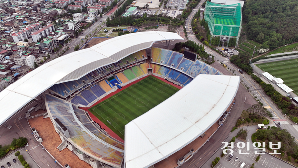 사진은 수원월드컵경기장 주경기장과 보조경기장. /경인일보DB