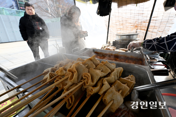 낮 최저기온이 영하3도까지 떨어지는 등 추운 날씨를 보인 28일 성남시의 한 포장마차에서 시민들이 어묵을 먹으며 몸을 녹이고 있다. 2025.12.28 /최은성기자 ces7198@kyeongin.com