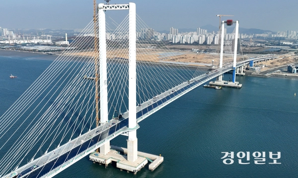 지난달 12일 인천 청라국제도시 인근 해상에서 바라본 제3연륙교가 내년 1월 개통을 목표로 막바지 공사가 한창 진행되고 있다. 2025.11.12 /조재현기자 jhc@kyeongin.com
