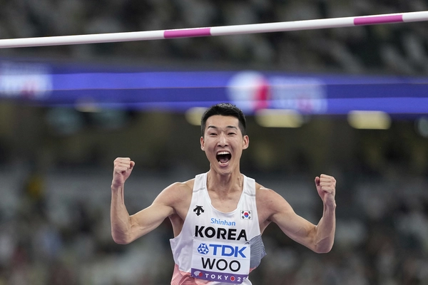 우상혁이 지난 9월16일 일본 도쿄 국립경기장에서 열린 2025 세계육상선수권대회 남자 높이뛰기 결선에서 2ｍ34를 넘은 뒤 포효하고 있다. 2025.9.16 /AP=연합뉴스