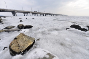 [포토] 인천 앞바다 얼린 주말 한파