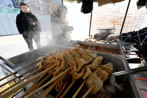 [포토] ‘뜨끈한 어묵’ 추위 녹이는 시민들