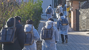 [현장르포] 인천 학익동 햇골마을 연탄나눔… 한파에도 ‘14㎏ 사랑’을 나눈다