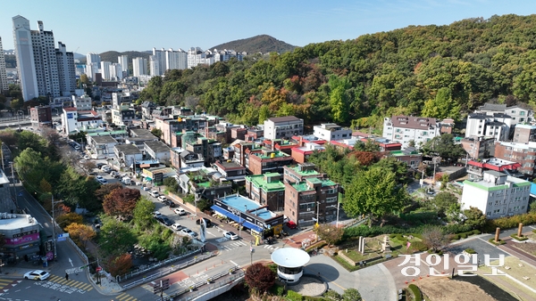 29일 공공재개발사업 예정구역으로 지정·고시된 안양시 석수동 안양박물관 주변지구 일대 전경. 인근에 국가유산 보물 제4호 ‘중초사지 당간지주’와 경기도 문화유산 ‘중초사지 삼층석탑’ 등이 자리해 있다. /경인일보DB