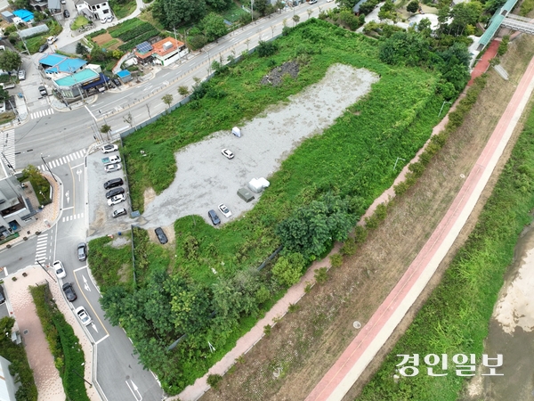 경기도가 경기도일자리재단을 동두천시로 이전하기로 결정했으나, 토지정화 비용 문제로 시작도 하지 못한 채 멈춰있는 상황이다. 이로 인해 2027년으로 미룬 이전 완료 시점도 물건너간 것 아니냐는 우려가 커지고 있다. 사진은 동두천시 상패동에 위치한 이전 부지 전경. /경인일보DB