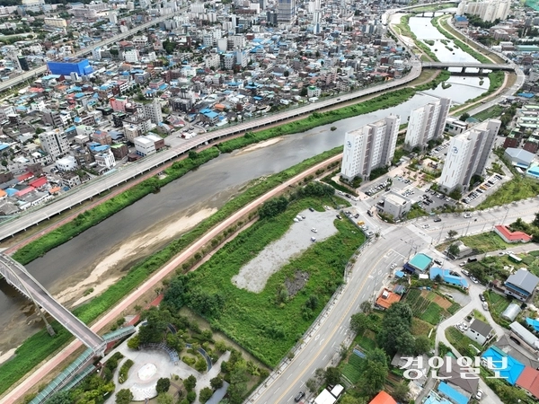경기도가 경기도일자리재단을 동두천시로 이전하기로 결정했으나, 토지정화 비용 문제로 시작도 하지 못한 채 멈춰있는 상황이다. 이로 인해 2027년으로 미룬 이전 완료 시점도 물건너간 것 아니냐는 우려가 커지고 있다. 사진은 동두천시 상패동에 위치한 이전 부지 전경. /경인일보DB