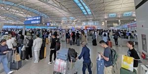 연예인 뜰때마다 공항 혼잡… 전용 출입구 필요성 재점화