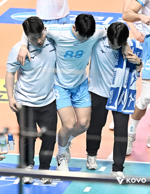 지난 28일 우리카드와의 경기에서 부상을 입고 코트를 떠나는 대한항공 임재영. 2025.12.28 /KOVO 제공