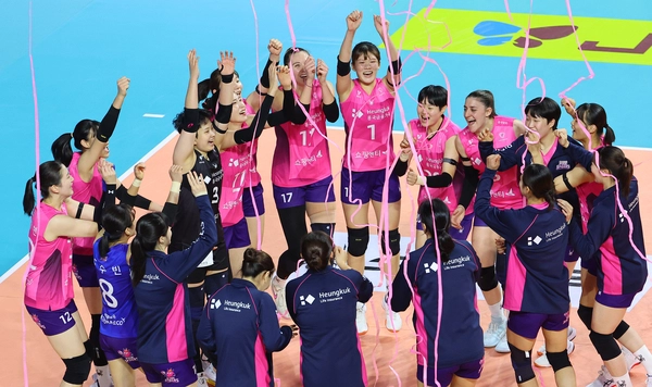 지난 3일 인천 삼산월드체육관에서 열린 프로배구 V리그 여자부 흥국생명과 한국도로공사의 경기. 세트스코어 3-2로 승리한 흥국생명 선수들이 기뻐하고 있다. 2025.12.3 /연합뉴스