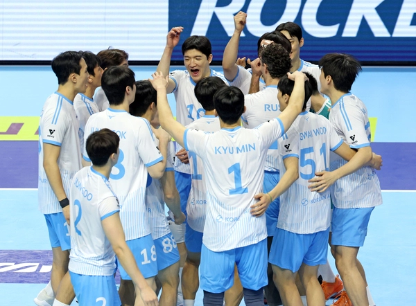 지난 6일 인천계양체육관에서 열린 프로배구 2025-2026 V리그 대한항공과 현대캐피탈의 경기. 대한항공 선수들이 세트 스코어 3대0으로 승리한 뒤 기뻐하고 있다. 2025.12.16 /연합뉴스