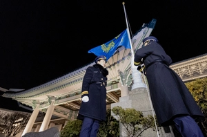 청와대 자정부터 봉황기… 이재명 대통령, 첫 출근