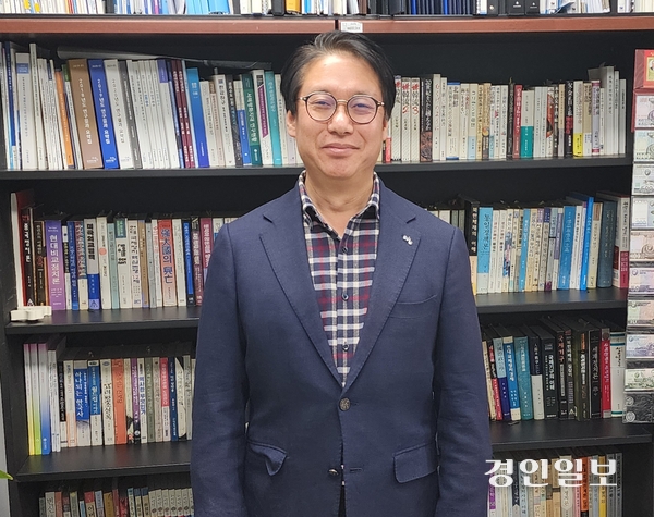 남근우 인천연구원 연구위원이 최근 통일부 남북관계발전위원회 민간위원으로 위촉됐다. 그는 접경지역 인천의 목소리를 전할 계획이다. 2025.12.24 /김성호기자 ksh96@kyeongin.com