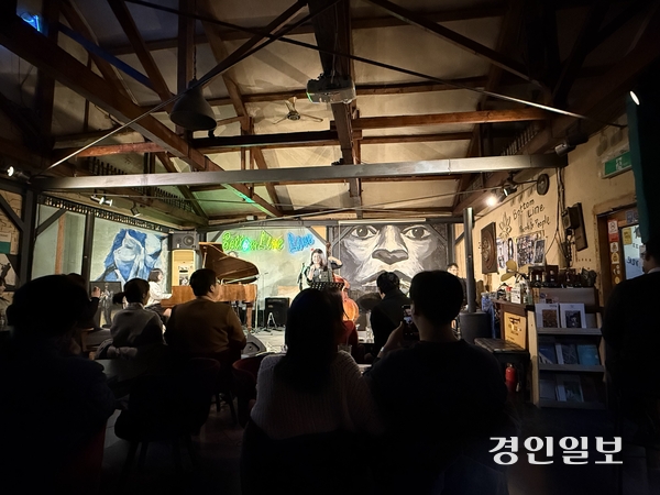 지난 24일 크리스마스 이브, 버텀라인에서 열린 ‘재즈 리브레’의 공연 모습. 2025.12.24 /박경호기자 pkhh@kyeongin.com