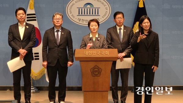 더불어민주당 (사진 왼쪽부터)부승찬·손명수·이언주·이상식 의원 등 용인 지역 의원들이 30일 국회 소통관에서 기자회견을 열고 용인 반도체클러스터 이전 주장을 반박하고 있다. 2025.12.30 /하지은기자 zee@kyeongin.com