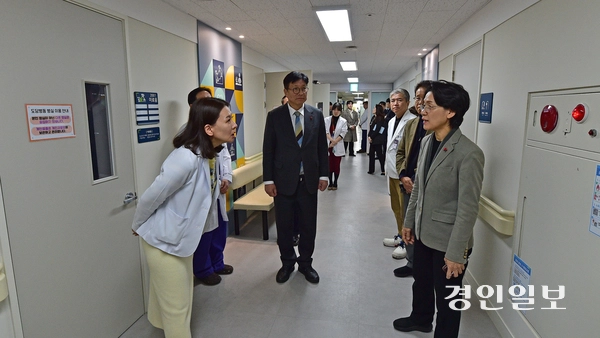 30일 오후 인천시 서구 병원형 wee센터 도담학교를 방문한 최은옥 교육부 차관, 도성훈 인천시교육감이 천영훈 인천참사랑병원장의 안내에 따라 시설을 살펴보고 있다. 2025.12.30 /조재현기자 jhc@kyeongin.com