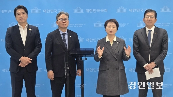 더불어민주당 (사진 왼쪽부터)부승찬·손명수·이언주·이상식 의원 등 용인 지역 의원들이 30일 국회 소통관에서 기자회견 뒤 백브리핑을 열고 용인 반도체클러스터 이전 주장을 반박하고 있다. 2025.12.30 /하지은기자 zee@kyeongin.com